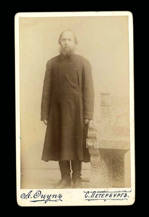 Cabinet card of the Russian bylina chanter Ivan Trofimovich Riabinin (1833–1910), signed by his manager, P. T. Vinogradov on verso.